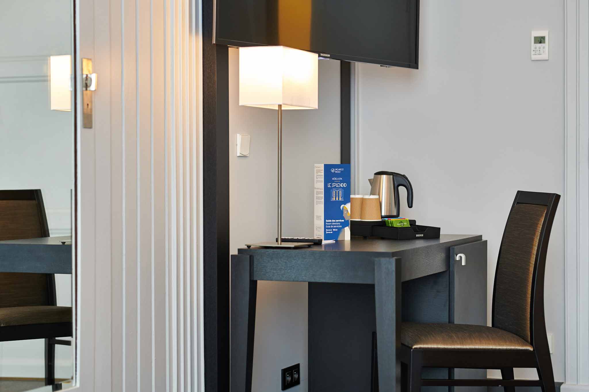 Mobilier chambre hôtel