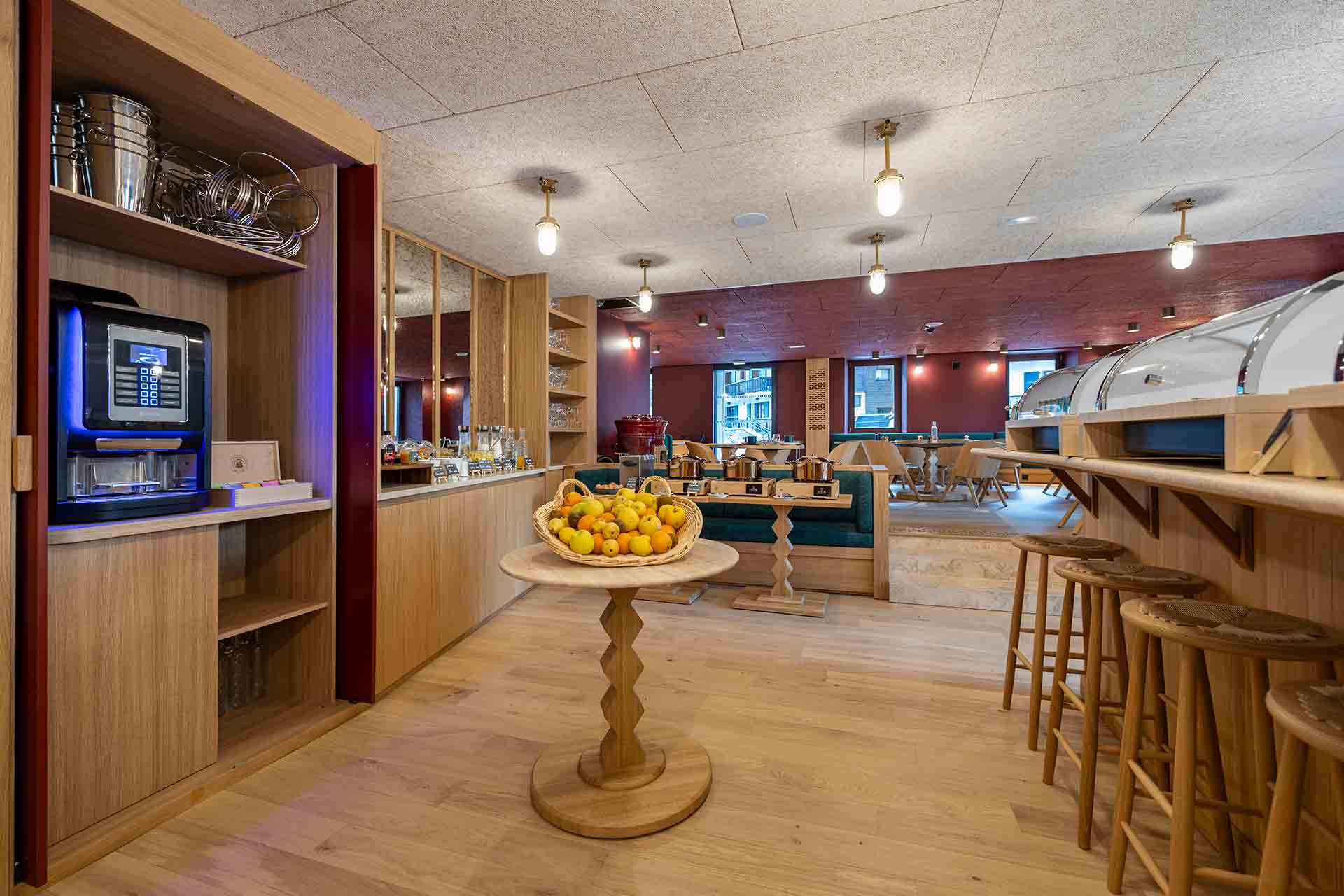 Ensemble de la salle pdj réalisée dans des tons chauds et un style moderne et naturel pour l'hôtel la Couronne à Chamonix 74