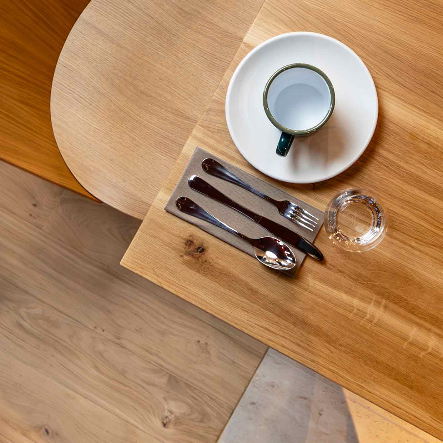 Photo d'une table vue du dessus de l'hôtel la Couronne à Chamonix, agencé par Poitoux
