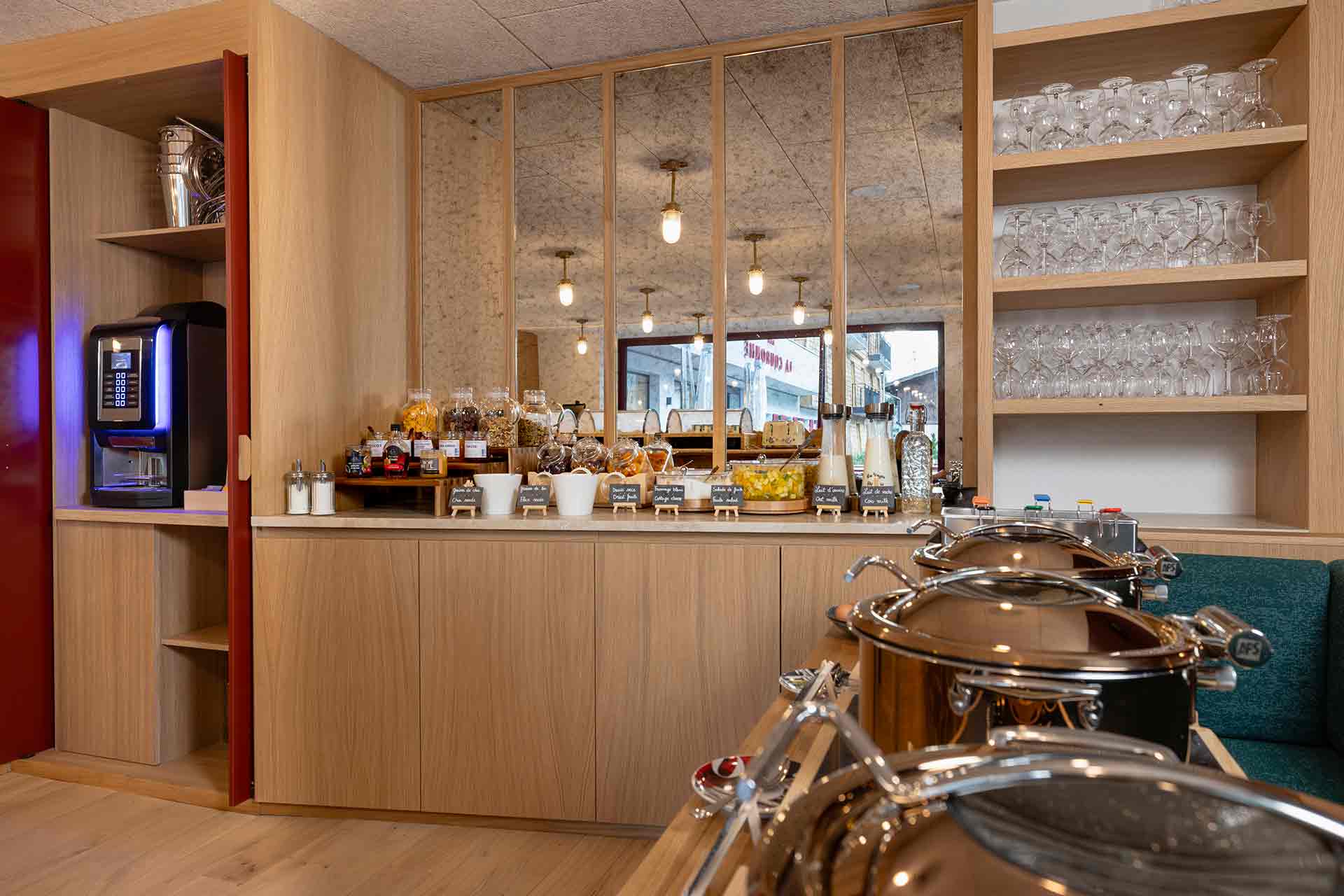 Buffet pour PDJ de l'hôtel la Couronne à Chamonix, réalisé par Poitoux. Buffet dans des tons clairs et chaleureux pour un esprit moderne
