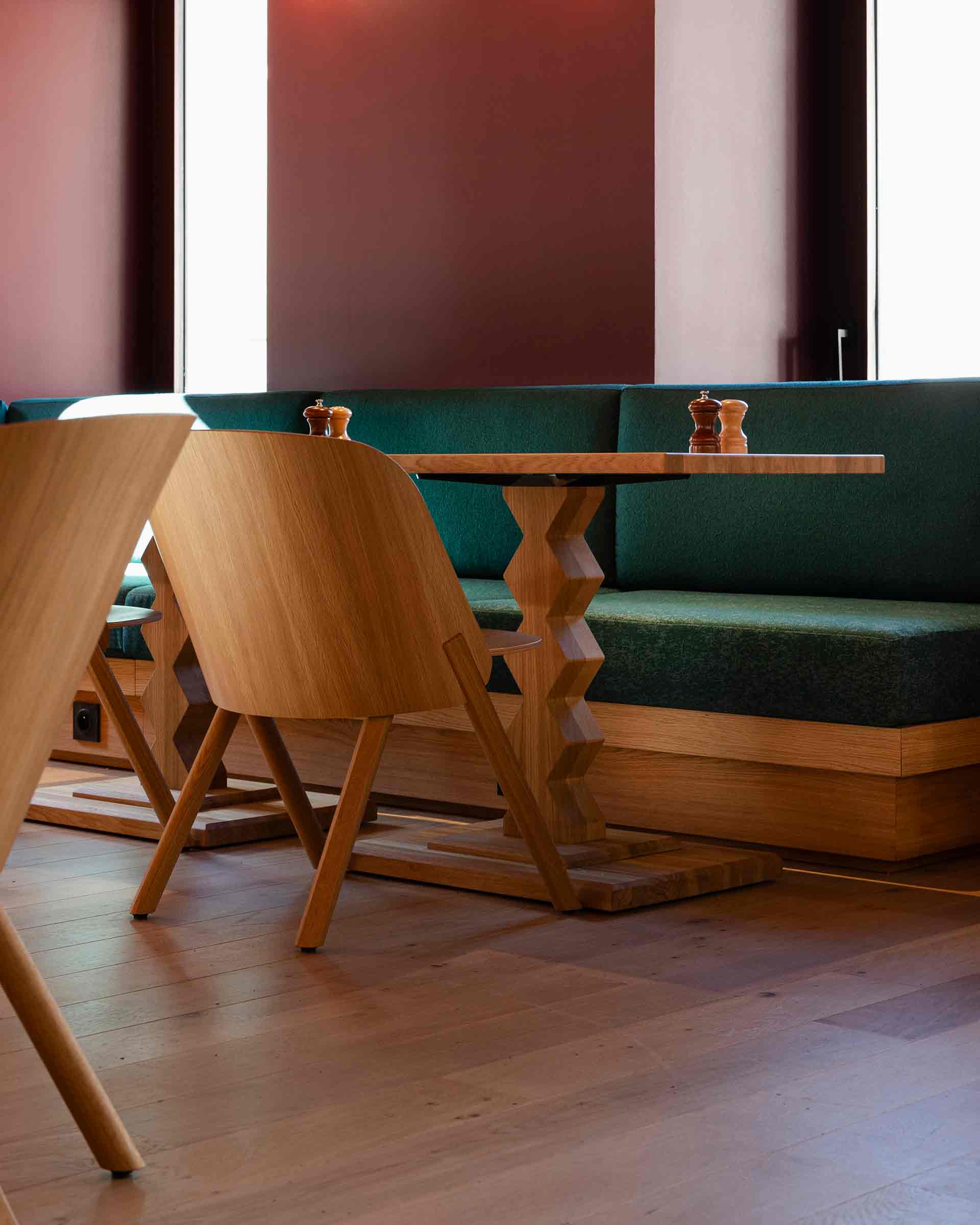 zoom sur un coin du restaurant de la Couronne à Chamonix74, agencé dans des tons chauds et naturels.