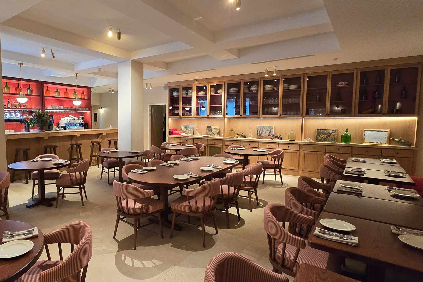 Agencement et mobilier sur mesure du restaurant de l'hôtel Bellevigne en Bourgogne – Réalisation Poitoux