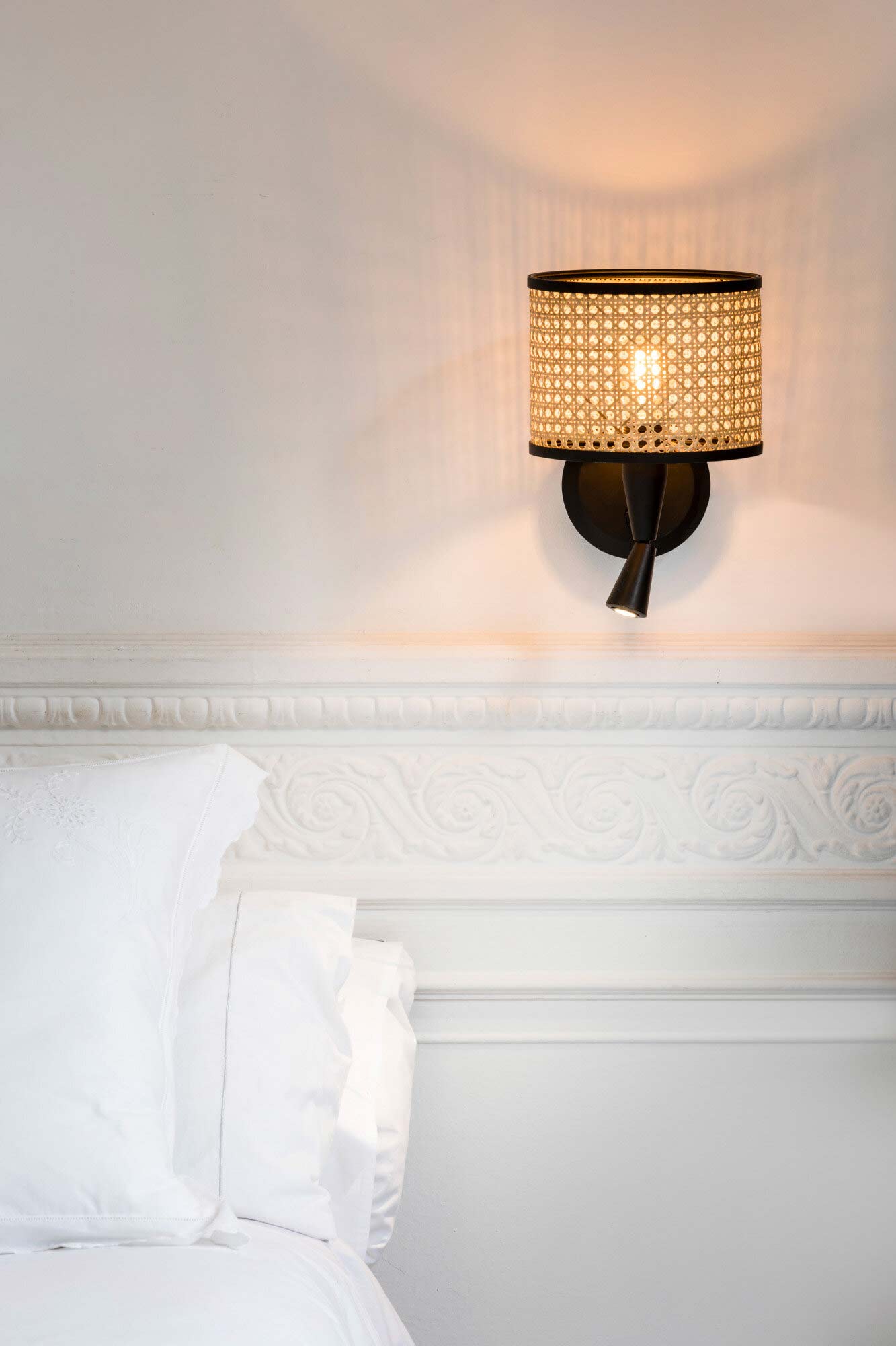 Applique Mambo de Faro avec liseuse - métal noir et abat jour en rotin - photo illustration