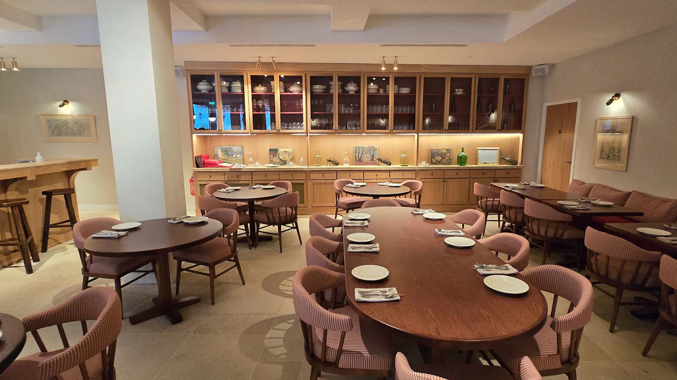 Agencement et mobilier sur mesure du restaurant de l'hôtel Bellevigne en Bourgogne – Réalisation Poitoux
