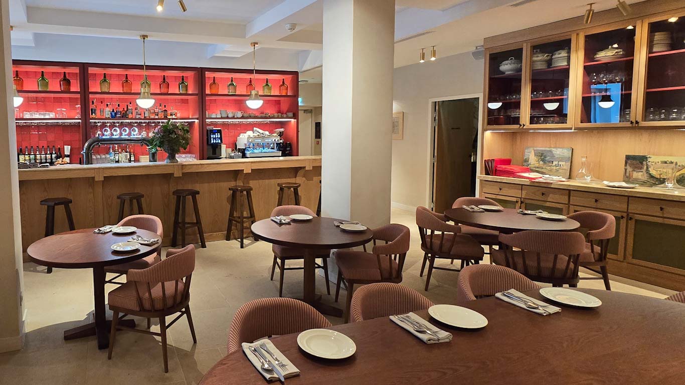 Agencement et mobilier sur mesure du restaurant de l'hôtel Bellevigne en Bourgogne – Réalisation Poitoux