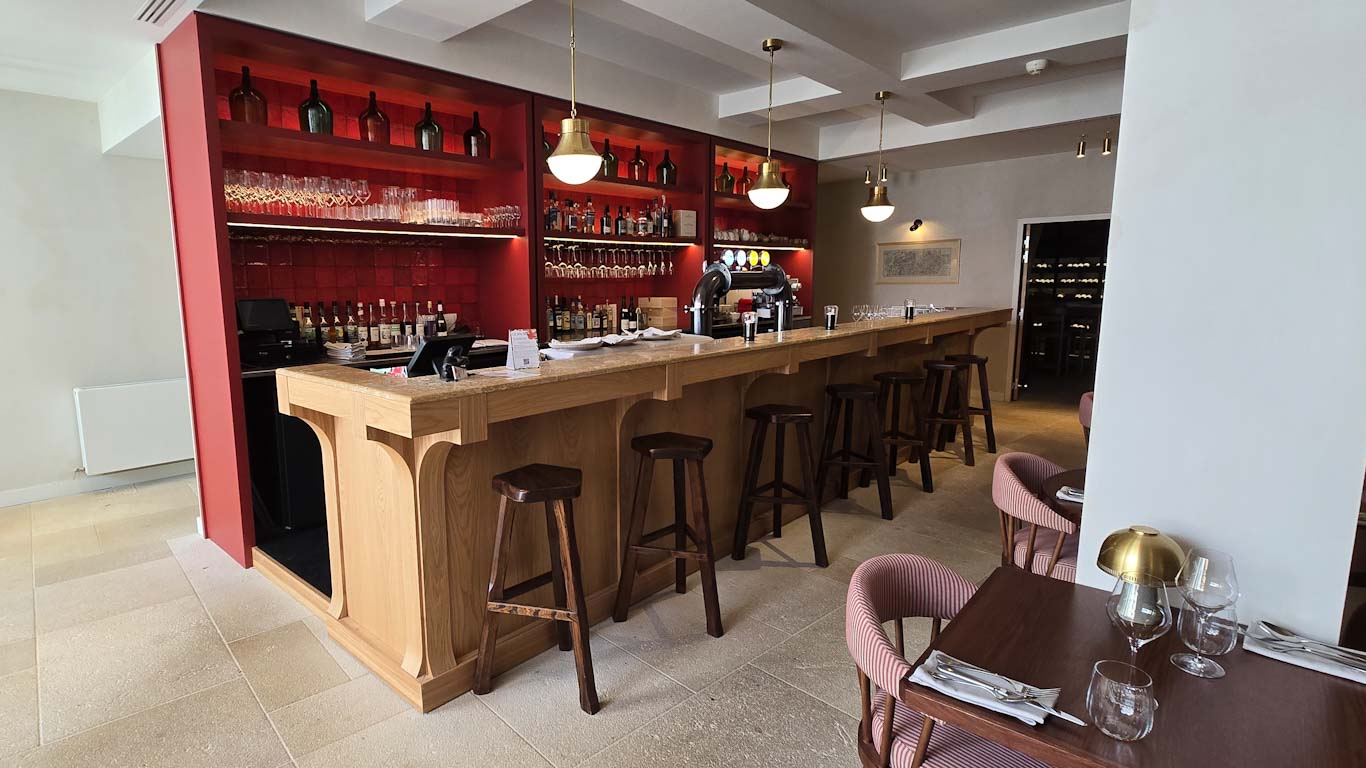 Agencement et mobilier sur mesure du restaurant de l'hôtel Bellevigne en Bourgogne – Réalisation Poitoux