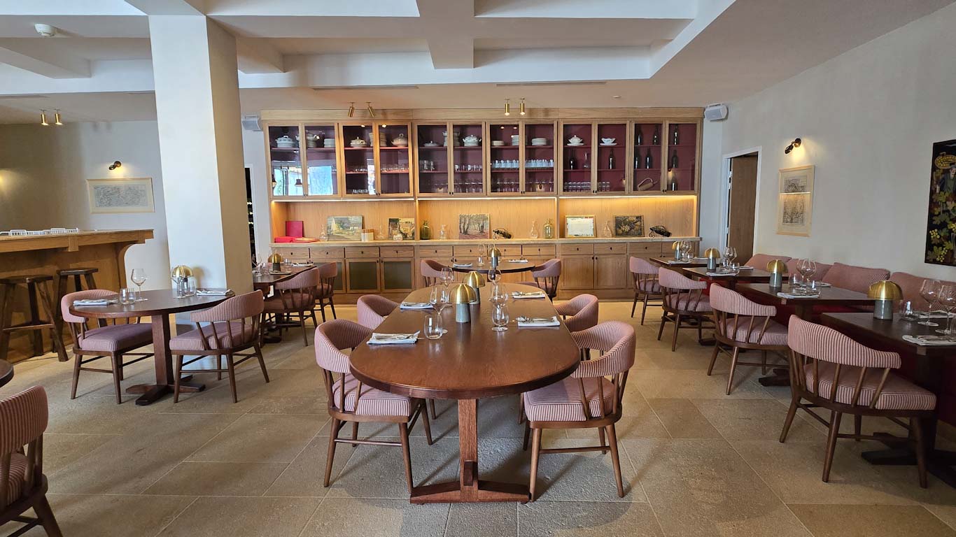 Agencement et mobilier sur mesure du restaurant de l'hôtel Bellevigne en Bourgogne – Réalisation Poitoux