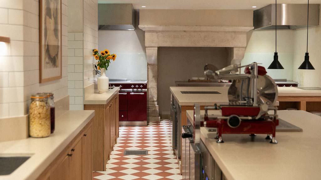 Agencement et mobilier sur mesure de la cuisine du restaurant de l'hôtel Bellevigne en Bourgogne – Réalisation Poitoux